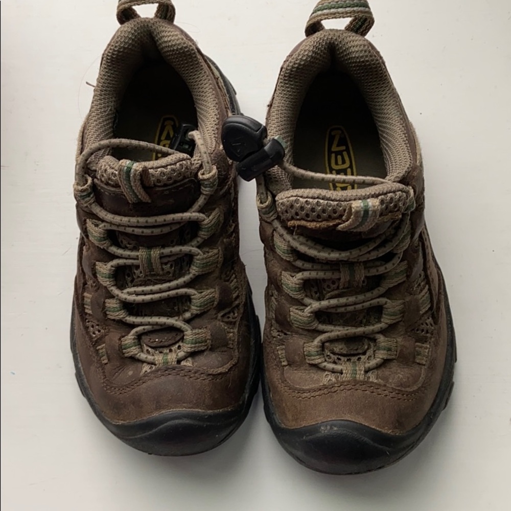 Toddler size 9 Keen hikers